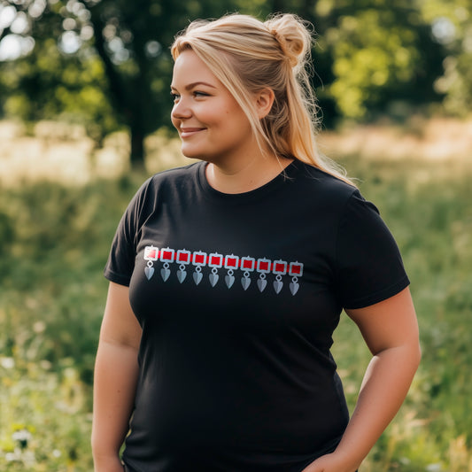 Pohjalainen helavyö T-paita – perinteinen pohjalainen helavyökuvio punaisella nauhalla, inspiroituu suomalaisesta kansanperinteestä ja juhlistaa eteläpohjalaista kulttuuria