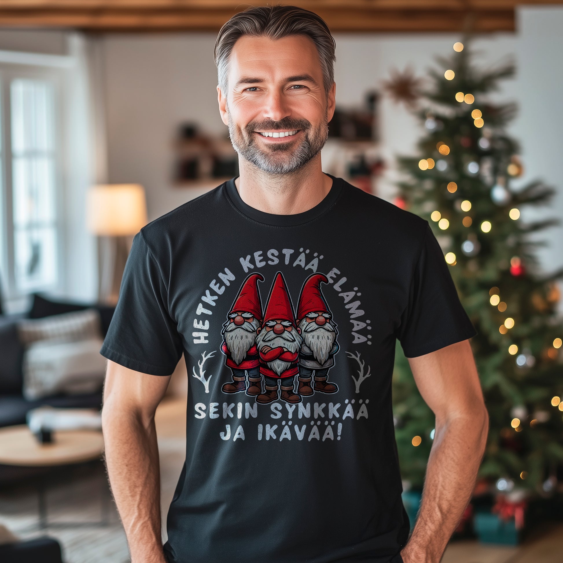 Hauska joulupaita, jossa on teksti 'Hetken kestää elämä, sekin synkkää ja ikävää' ja kolme tonttua vakavalla ilmeellä.