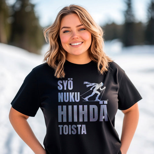 Syö Nuku Hiihdä Toista T-paita – humoristinen hiihtoteemainen design, jossa teksti kannustaa keskittymään hiihtoharrastukseen, sopii intohimoisille hiihtäjille ja ulkoilun ystäville