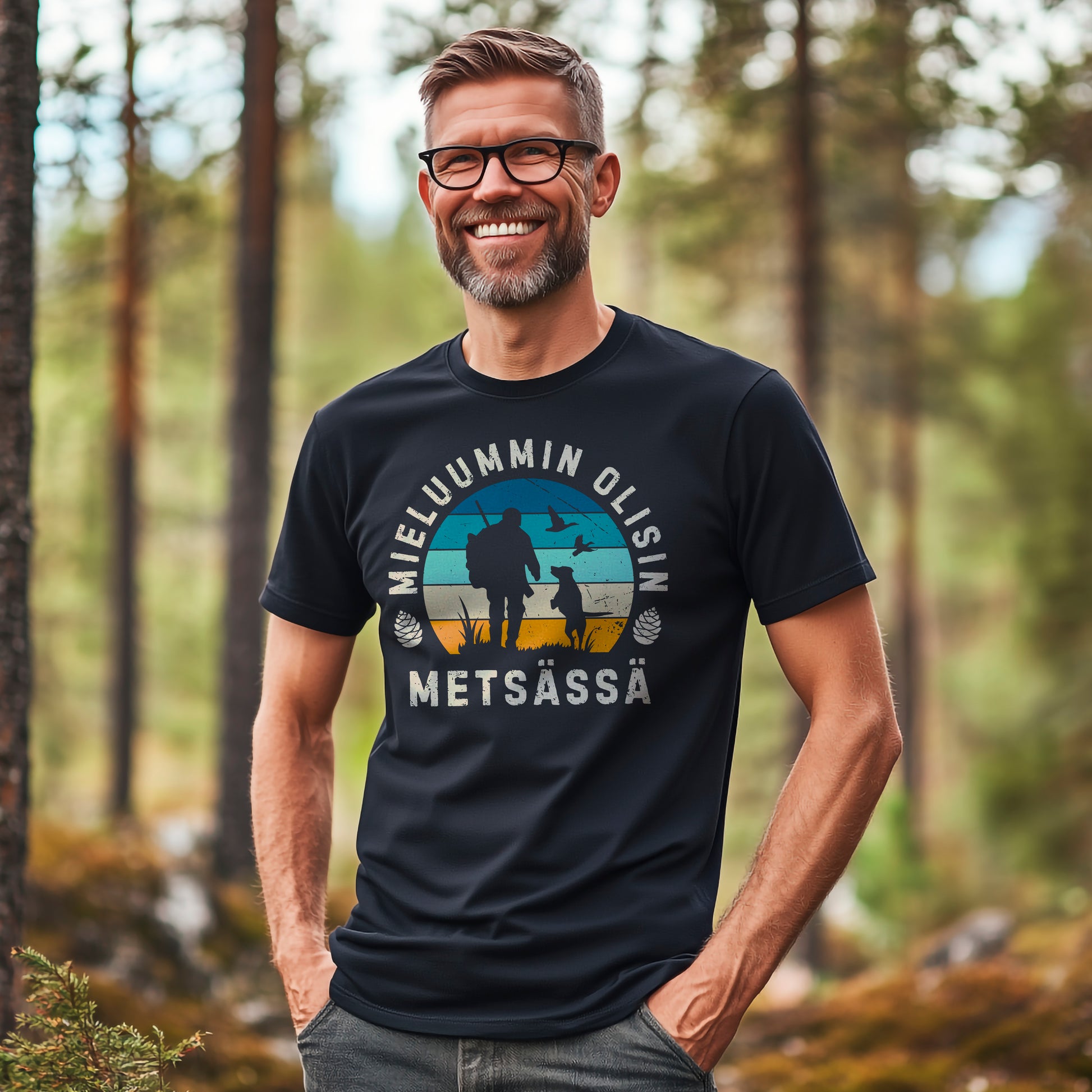 Mieluummin olisin metsässä T-paita – retrotyylinen metsästysteema, jossa siluetti metsästäjästä ja koirasta auringonlaskussa, sopii luonnon ja metsästyksen ystäville