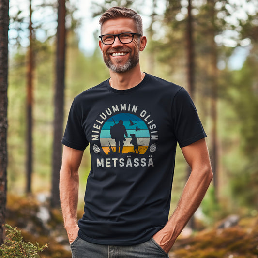 Mieluummin olisin metsässä T-paita – retrotyylinen metsästysteema, jossa siluetti metsästäjästä ja koirasta auringonlaskussa, sopii luonnon ja metsästyksen ystäville