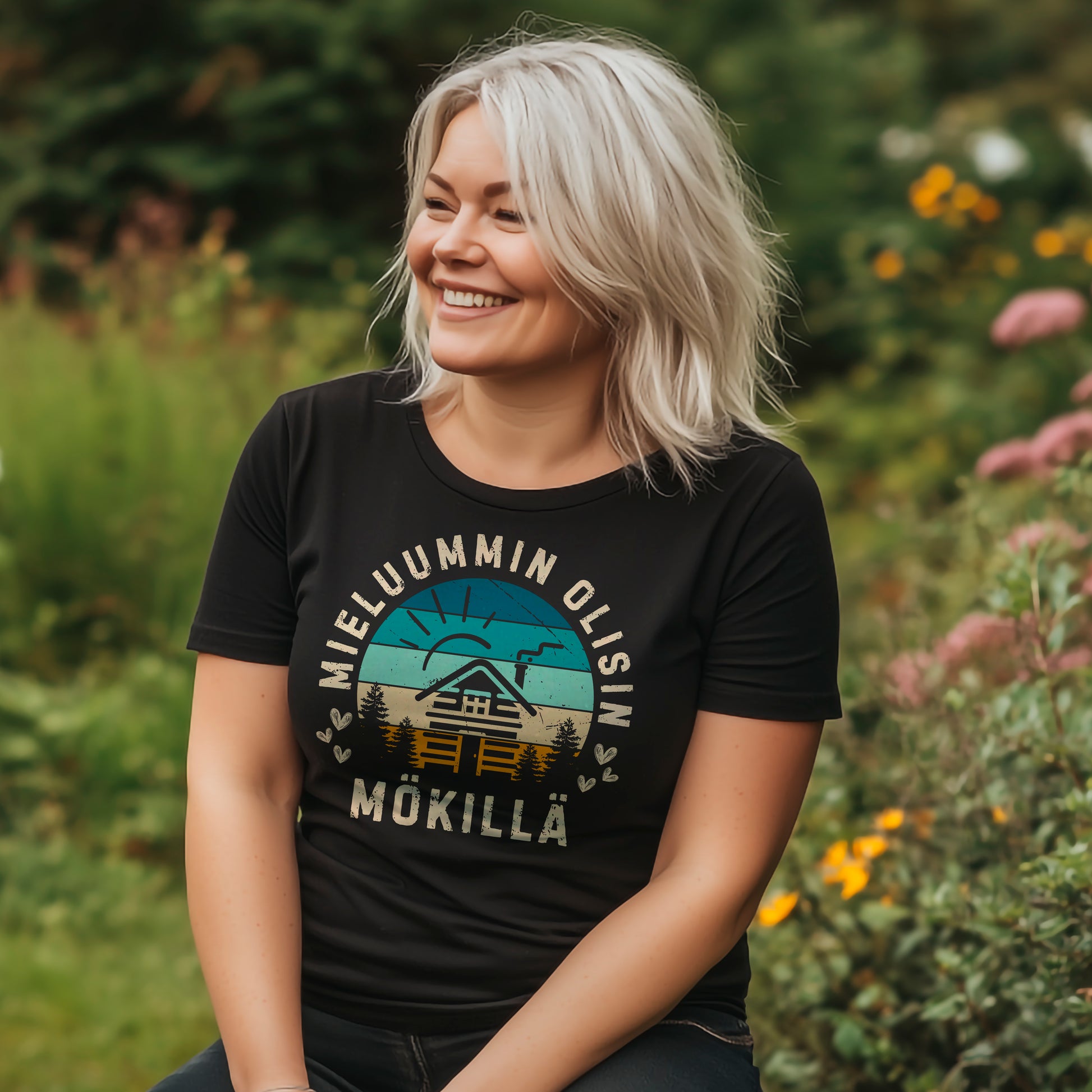 Mieluummin olisin mökillä T-paita – retrotyylinen mökkiteemainen design, jossa auringonlasku ja hirsimökin siluetti metsämaisemassa, täydellinen mökkeilyn ja luonnon ystäville