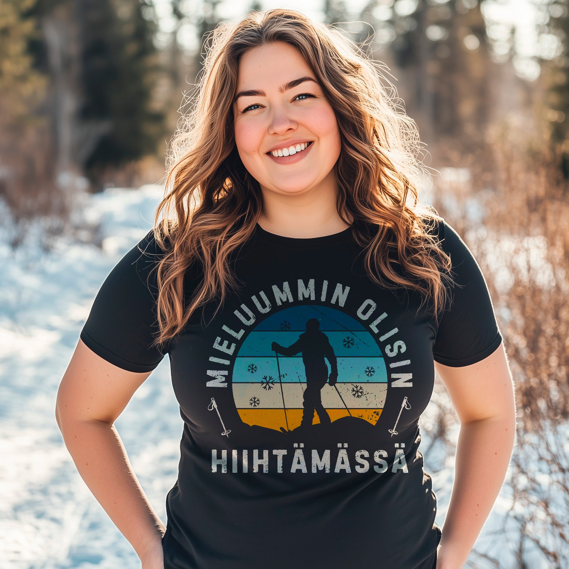 Retrohenkinen t-paita, jossa teksti 'Mieluummin Olisin Hiihtämässä' .  Musta t-paita naisen päällä.