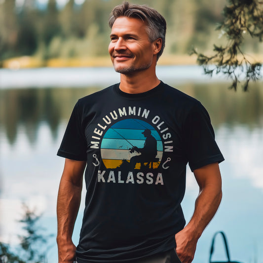 Mieluummin olisin kalassa T-paita – retrohenkinen kalastuksen ystävän paita miehen päällä.