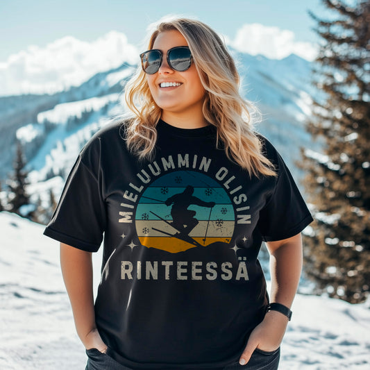 Retro t-paita, jossa teksti 'Mieluummin Olisin Rinteessä' ja laskettelijan siluetti talvimaisemassa.