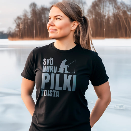 Syö Nuku Pilki Toista T-paita – humoristinen pilkkijän design, jossa teksti kannustaa keskittymään pilkkimiseen, grafiikassa hahmo pilkillä, sopii intohimoisille pilkkijöille