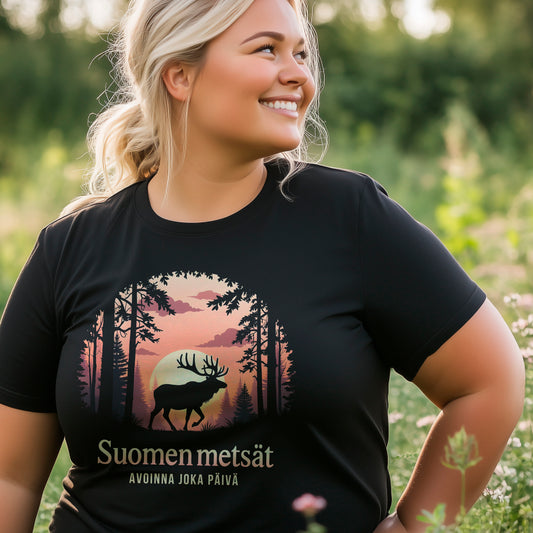Suomen metsät T-paita – suomalainen luontoaiheinen design, jossa hirvi siluetissa metsämaisemaa vasten auringonlaskussa, teksti 'Suomen metsät – avoinna joka päivä,' täydellinen luonnon ystäville