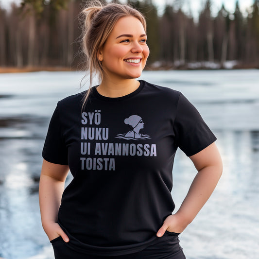 Syö Nuku Ui Avannossa Toista T-paita – humoristinen avantouimarin paita, jossa teksti kannustaa keskittymään avantouintiin, grafiikassa hahmo uimassa pipo päässä, sopii intohimoisille avantouimareille