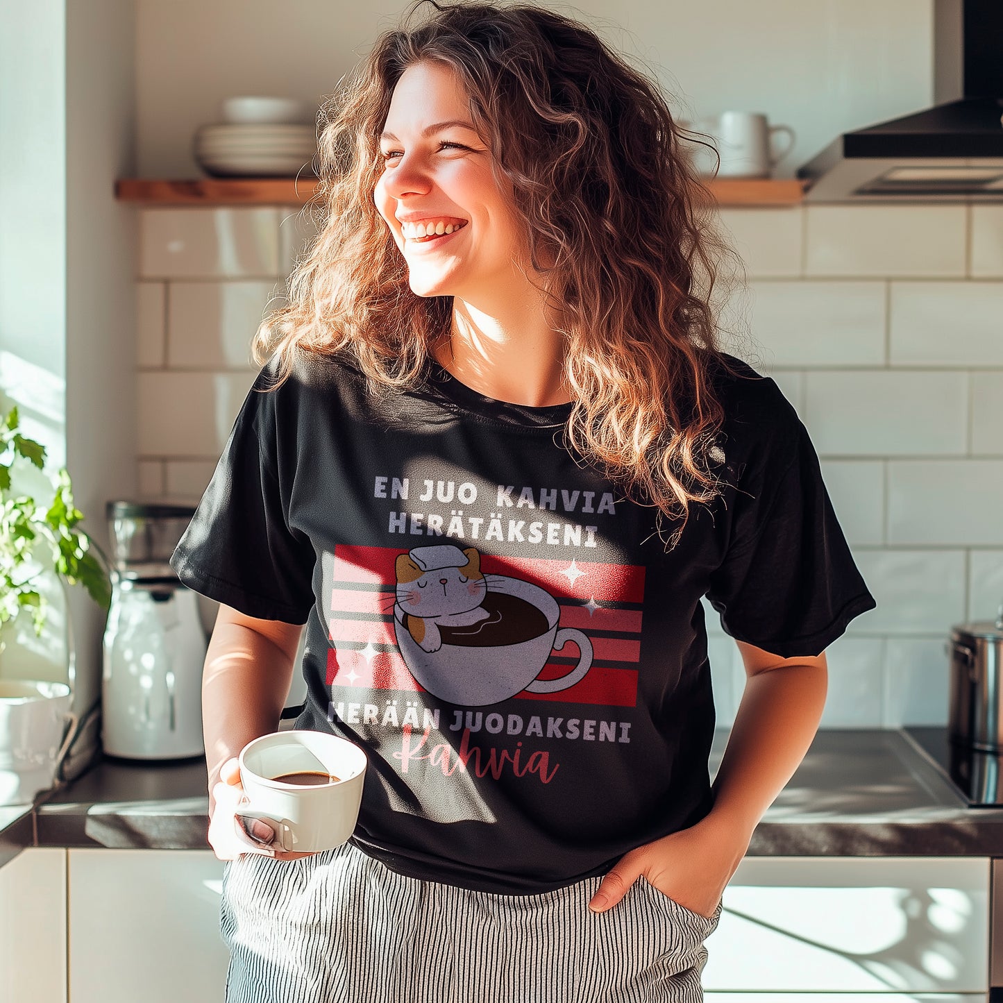 En juo kahvia herätäkseni, herään juodakseni kahvia - Kissa kupissa Unisex T-paita rentoon menoon.
