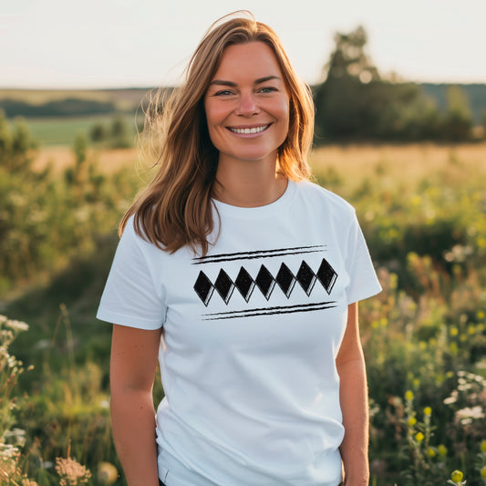 Pohjalainen salmiakkiraita T-paita – perinteinen salmiakkiraita mustana, modernilla otteella, juhlistaa pohjalaista kansanperinnettä