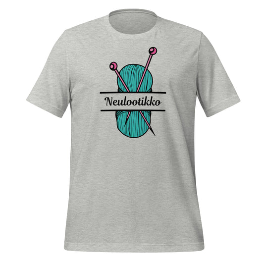 Vaaela harmaa t-paita, jossa on minimalistinen lankakerä, puikot ja teksti 'Neulootikko'. Design sopii neulojille ja kutojille.
