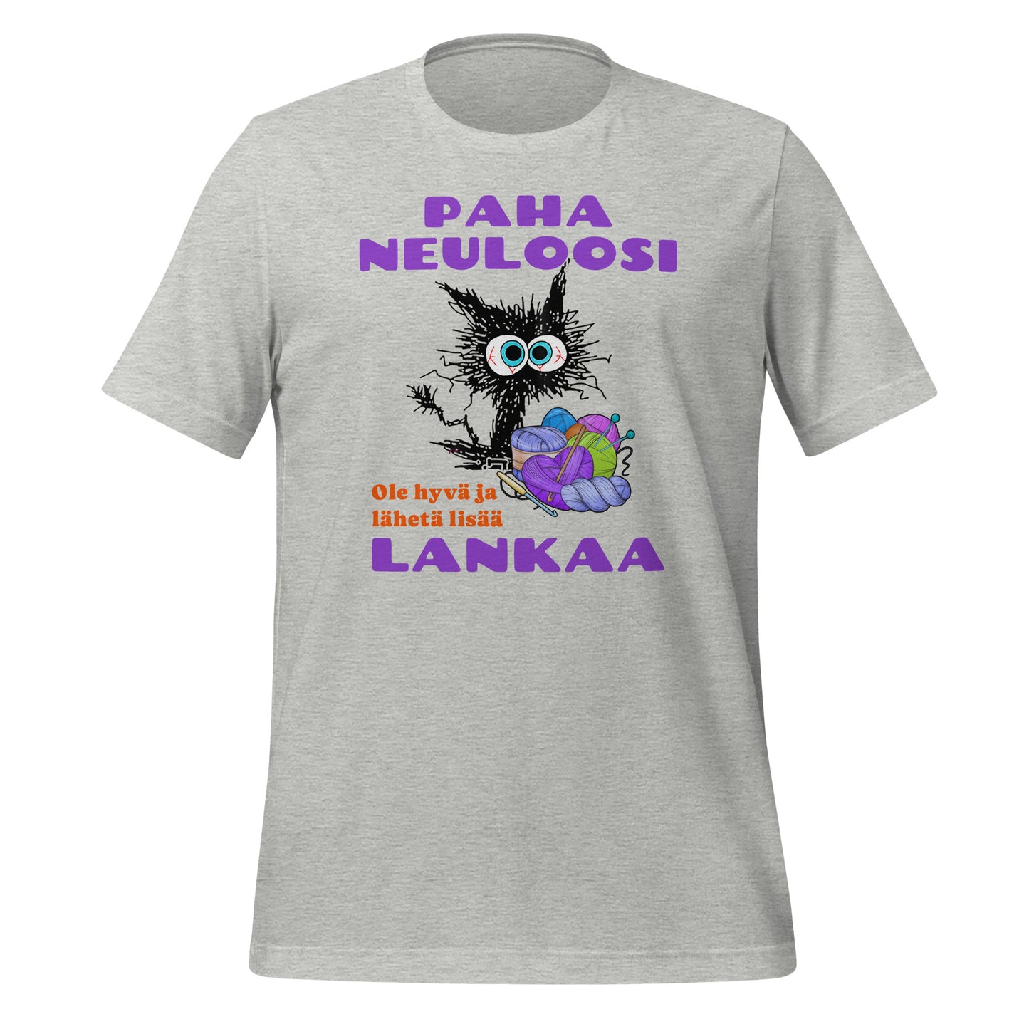 Harmaa t-paita, jossa humoristinen musta kissa, värikkäitä lankakeriä ja teksti 'Paha neuloosi – Ole hyvä ja lähetä lisää lankaa'.