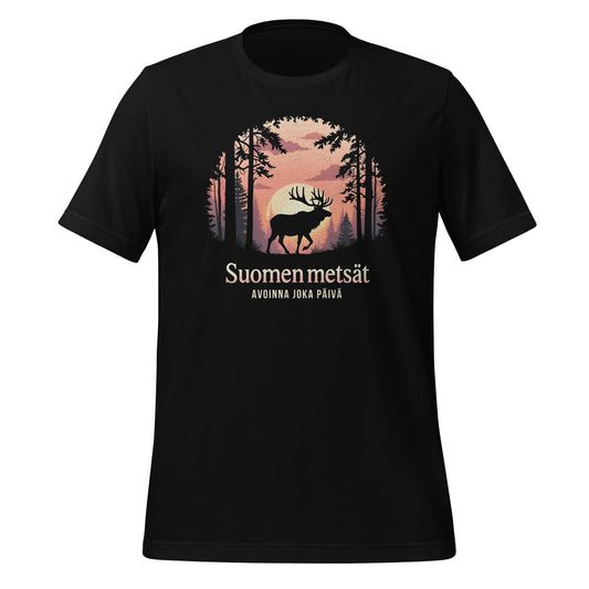 Suomen metsät T-paita – suomalainen luontoaiheinen design, jossa hirvi siluetissa metsämaisemaa vasten auringonlaskussa, teksti 'Suomen metsät – avoinna joka päivä,' täydellinen luonnon ystäville