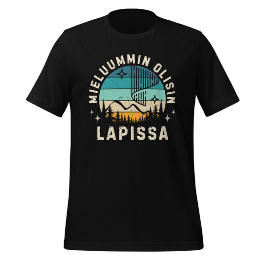 Mieluummin olisin Lapissa - unisex t-paita mustalla pohjalla pohjoisen luonnon inspiroimana.