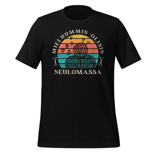 Musta t-paita, jossa lukee 'Mieluummin olisin neulomassa', lankakeriä ja neulepuikot retrohenkisessä designissa.