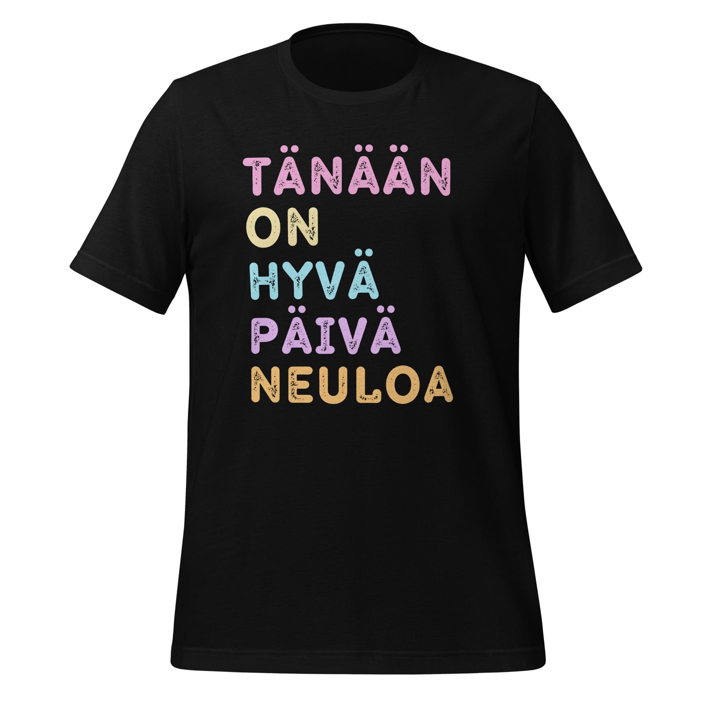 Musta t-paita, jossa lukee 'Tänään on hyvä päivä neuloa' pastellisävyisillä kirjaimilla mustalla pohjalla.
