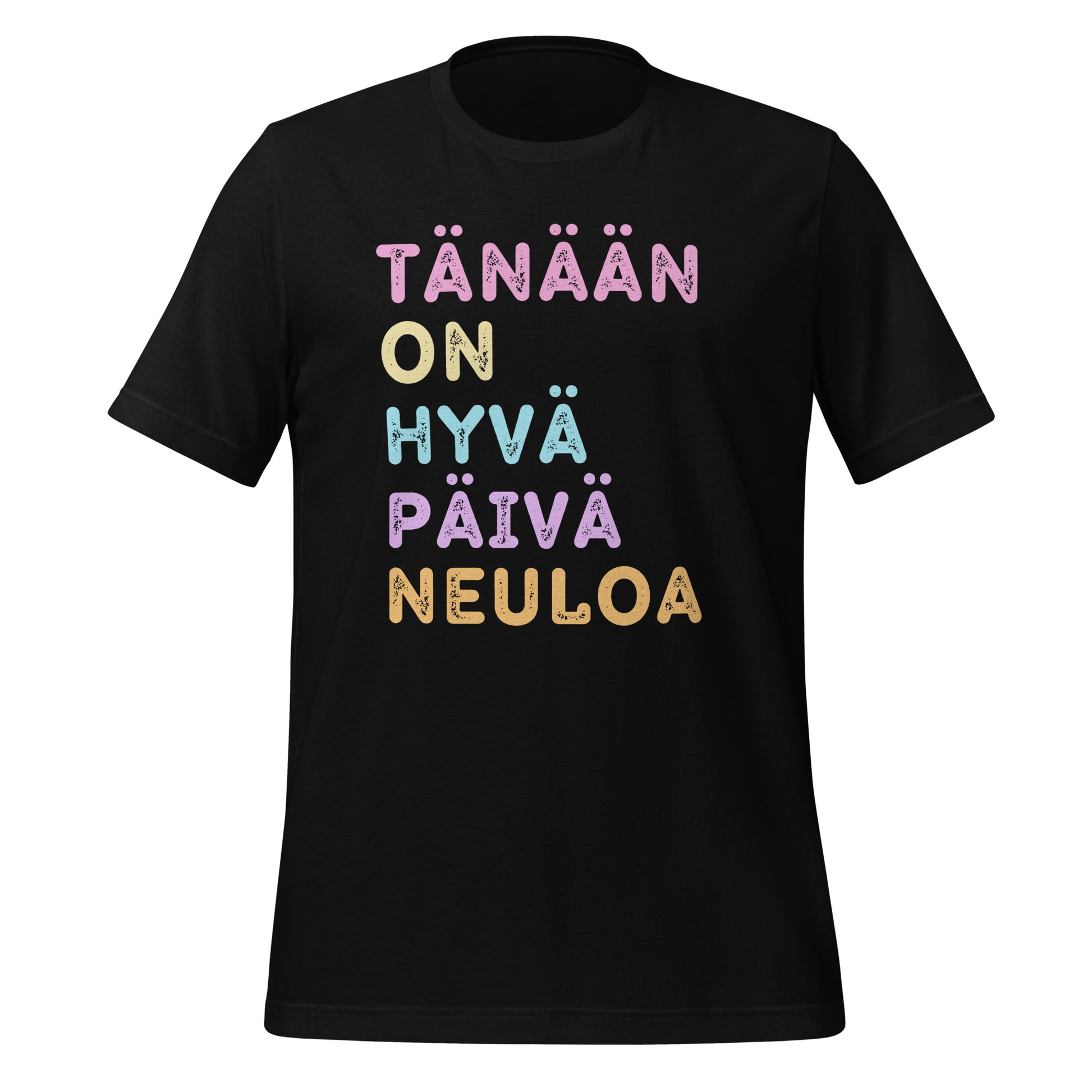 Musta t-paita, jossa lukee 'Tänään on hyvä päivä neuloa' pastellisävyisillä kirjaimilla mustalla pohjalla.