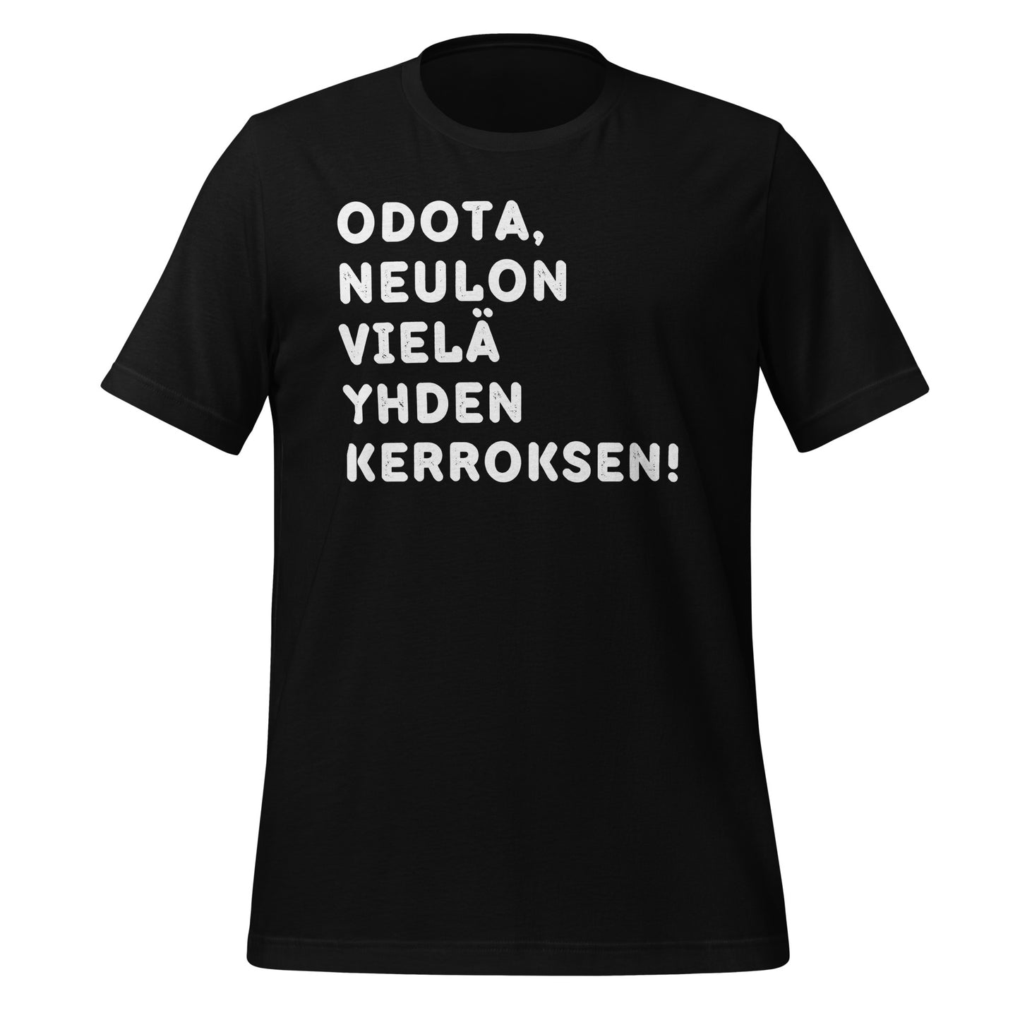 Musta t-paita, jossa lukee 'Odota, neulon vielä yhden kerroksen' valkoisella kulutetulla tekstillä.