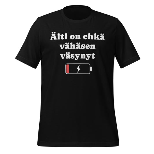 Musta t-paita jossa lukee ”Äiti on ehkä vähäsen väsynyt” ja tyhjä akkuikoni. Hauska ja samaistuttava lahja äidille.