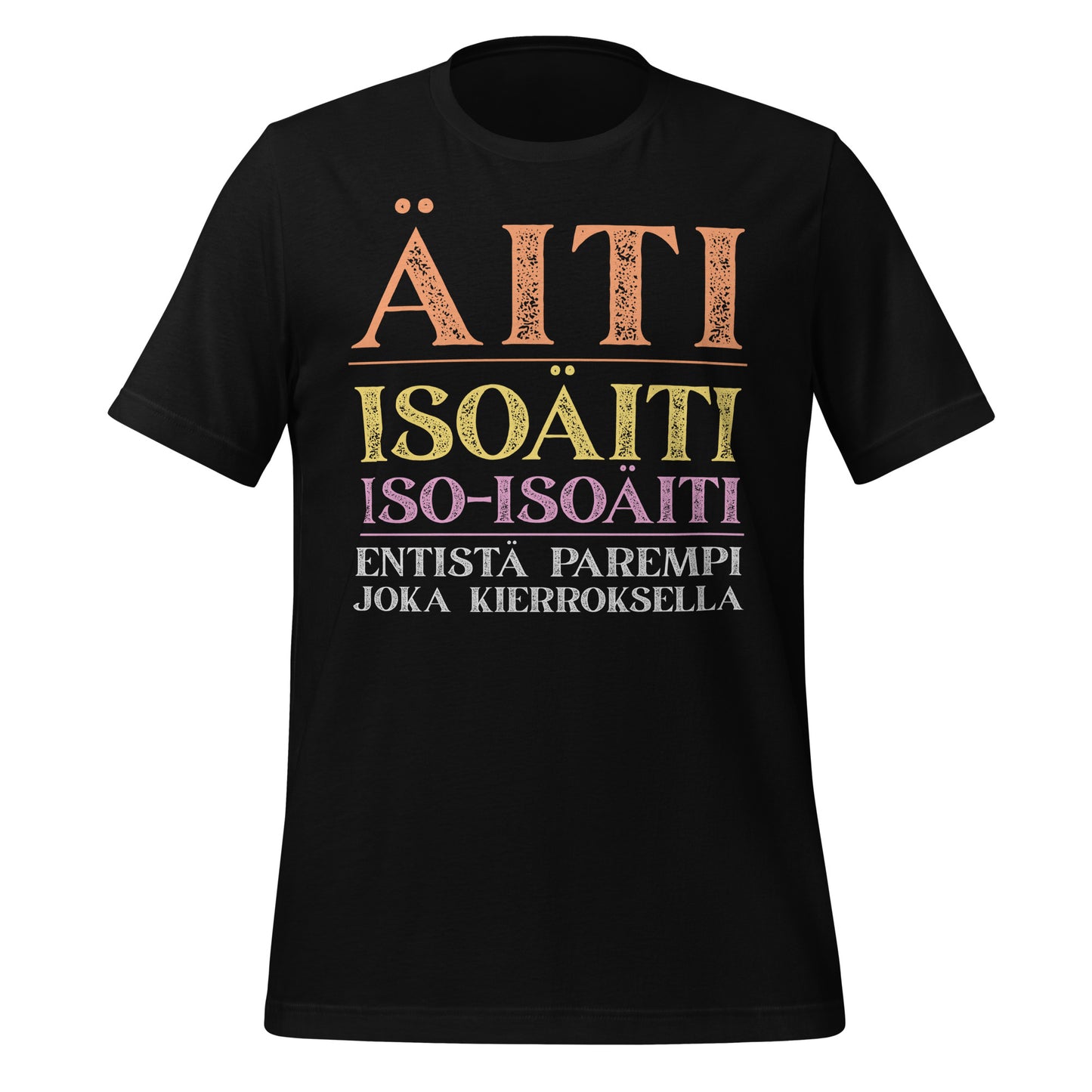 Musta t-paita, jossa tekstit ÄITI, ISOÄITI, ISO-ISOÄITI eri väreissä ja alhaalla teksti ”Entistä parempi joka kierroksella”. Typografinen ja humoristinen lahja isoäideille.