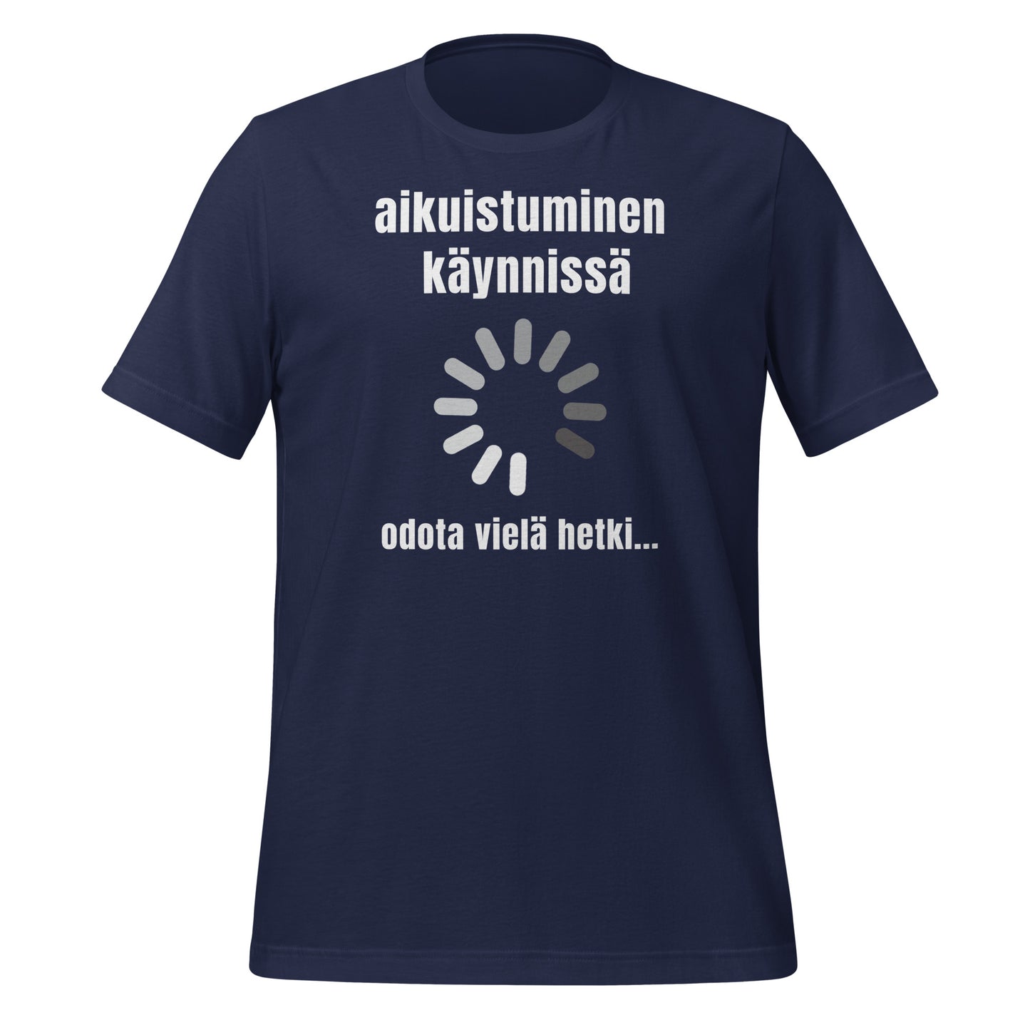 Sininen t-paita, jossa latausikoni ja teksti: 'Aikuistuminen käynnissä - Odota vielä hetki.' Lahjaidea kaikille, jotka eivät aikuistu.