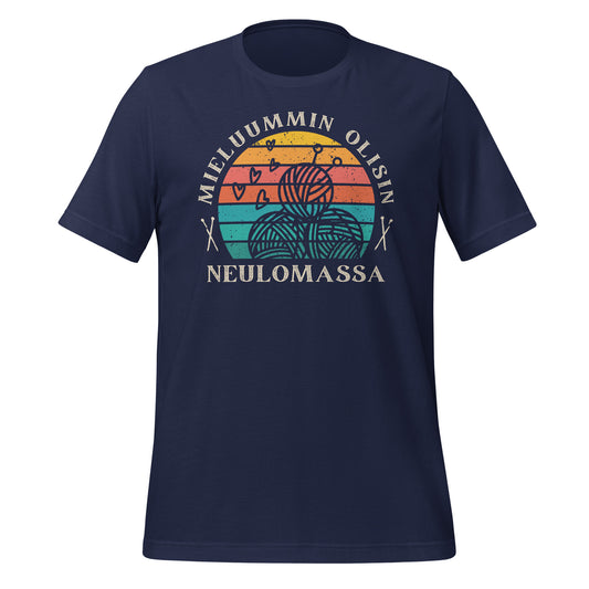Sininen t-paita, jossa lukee 'Mieluummin olisin neulomassa', lankakeriä ja neulepuikot. Hyvä lahjaidea neulojalle.