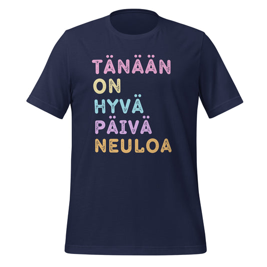Sininen t-paita, jossa lukee 'Tänään on hyvä päivä neuloa' pastellisävyisillä kirjaimilla. Mieluisa lahja neulojille.