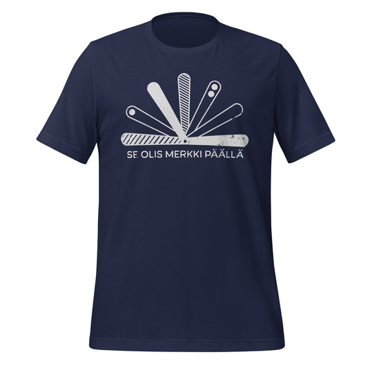 Pesäpallopaita, jossa graafinen viuhkakuva ja tuttu fraasi “Se olis merkki päällä” – pelinjohtajan ja etenijän salainen kieli.