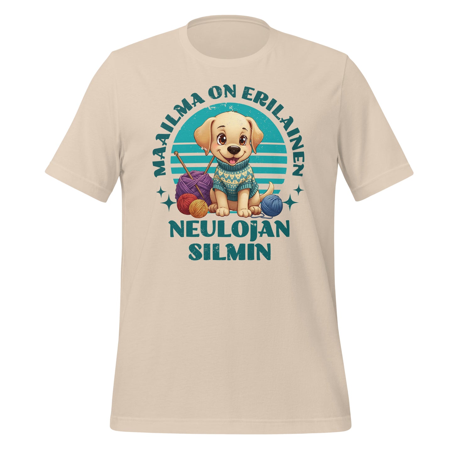 Vaalea t-paita, jossa on suloinen koira neuleessa, lankakeriä ja teksti 'Maailma on erilainen neulojan silmin' turkoosilla taustalla – hyvä lahja neulojalle.