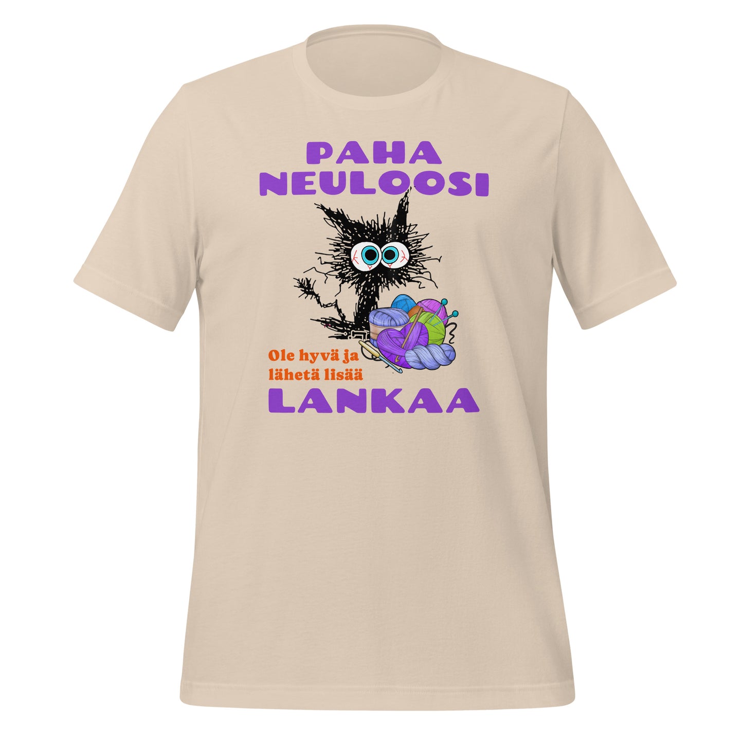 Hauska vaalea t-paita, jossa humoristinen musta kissa, värikkäitä lankakeriä ja teksti 'Paha neuloosi – Ole hyvä ja lähetä lisää lankaa'. himoneulojan paita.