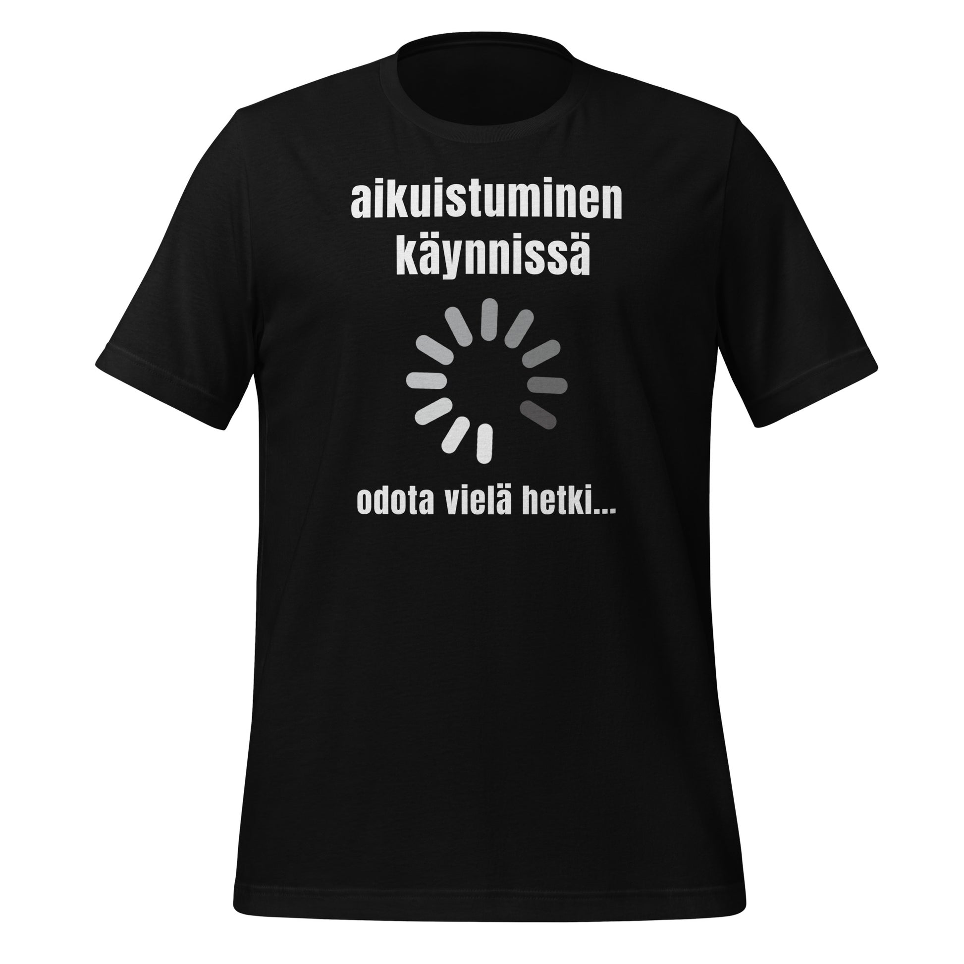 Musta t-paita, jossa latausikoni ja teksti: 'Aikuistuminen käynnissä - Odota vielä hetki.' Sopii kaikenikäisille huumorintajuisille lahjaksi.