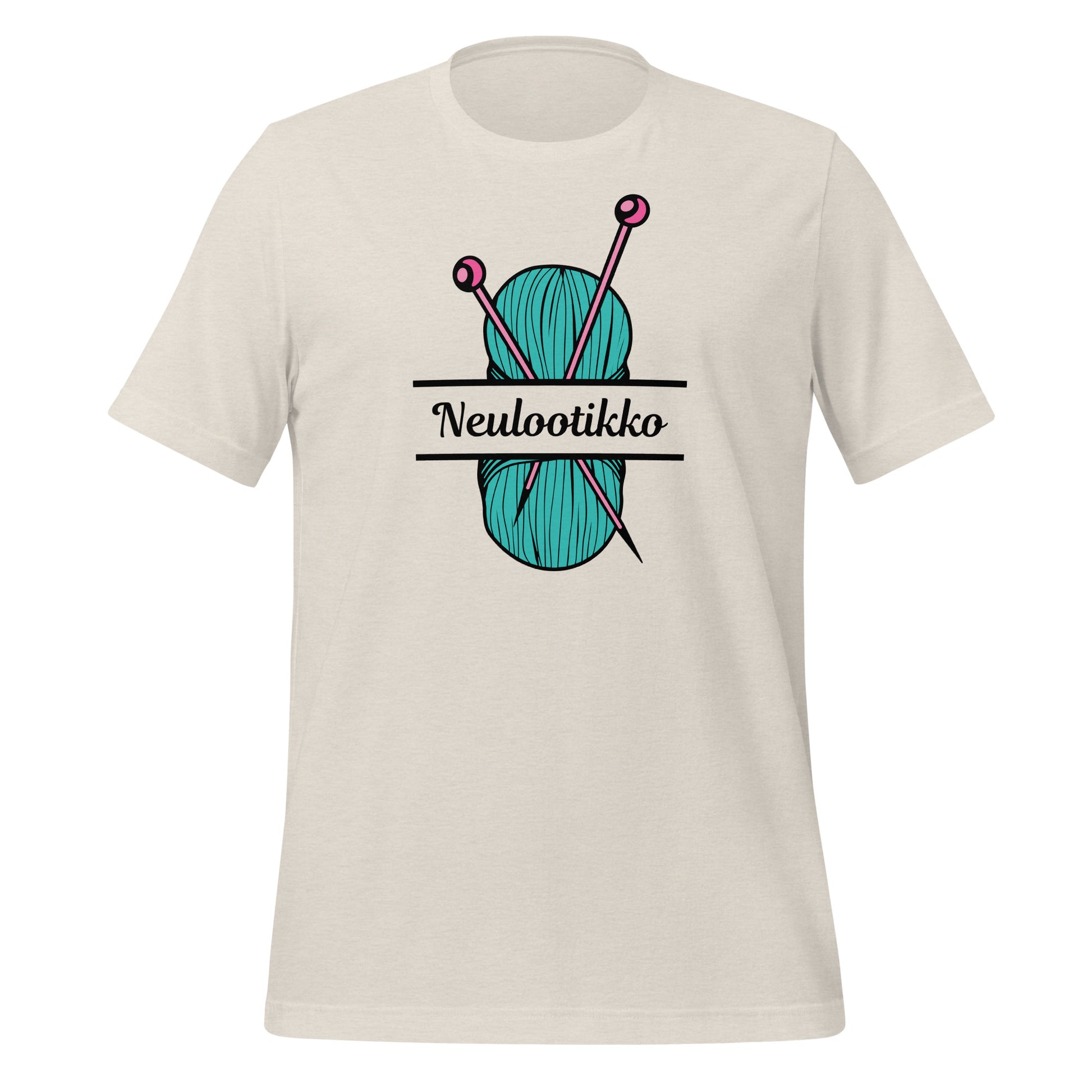 Vaaela hiekan värinen t-paita, jossa on minimalistinen lankakerä, puikot ja teksti 'Neulootikko'. Design sopii neulojille ja kutojille.