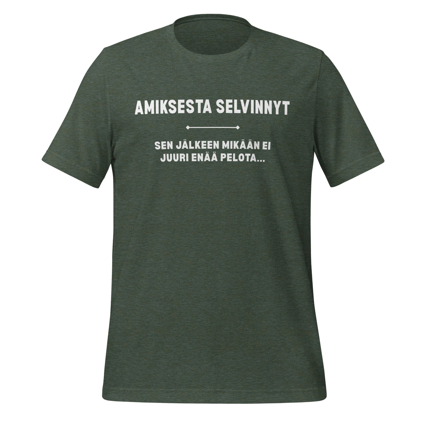 Hauska unisex t-paita tekstillä 'Amiksesta selvinnyt' ja 'Sen jälkeen mikään ei juuri enää pelota...'.